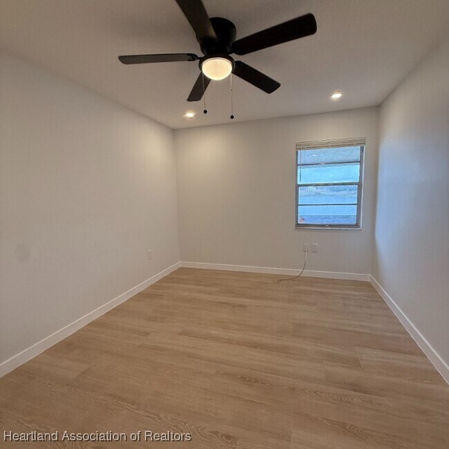 Foto del edificio - 317 E Main St