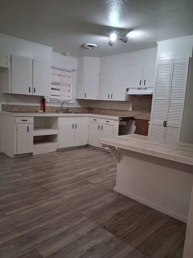 Building Photo - 3207 Longwood Dr