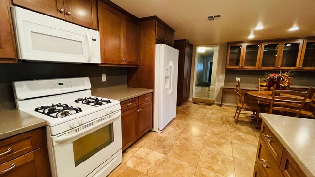 Building Photo - 4 Bedroom South Redlands Gem Waiting For Y...