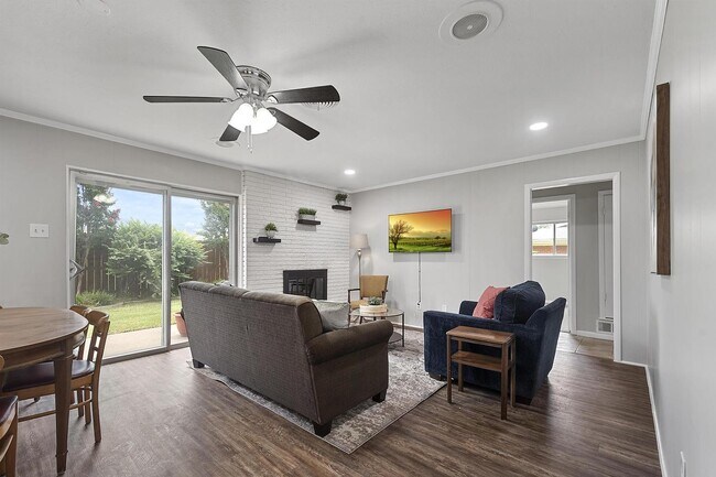 Foto del edificio - Bright & spacious 6-bedroom retreat in Benbrook