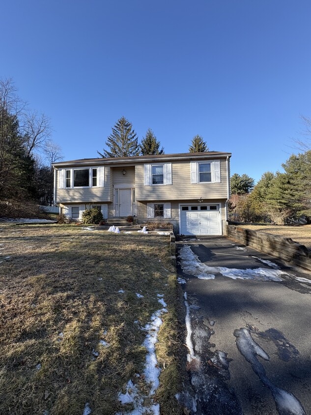 Photo - 1 Edgehill Pl (Amherst, MA)