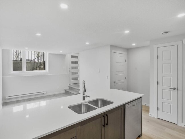 Building Photo - 86 Livingston Parade NE