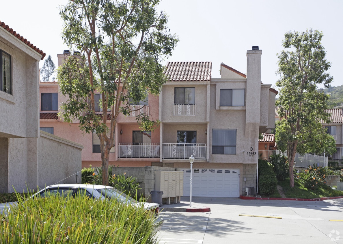 Building Photo - La Canada Hacienda Townhomes