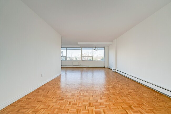 Photo du bâtiment - SUPER-SIZED superior suites in Forest Hill North