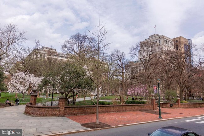 Building Photo - 704 S Washington Sq
