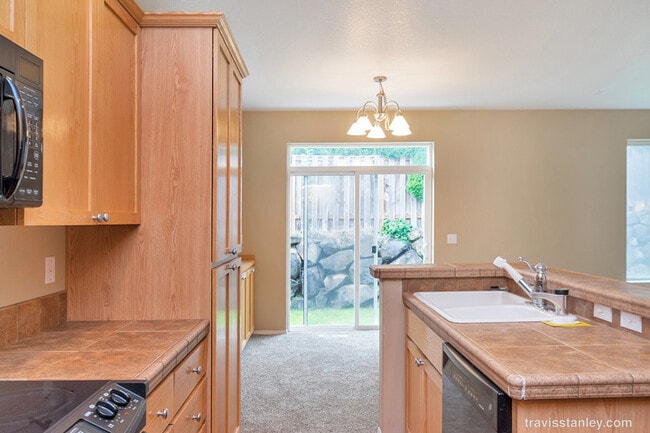 Building Photo - Amazing 3 BD* 2.5 BA* Single Family Home With An Open Loft! *Free High Speed Internet* *Spectacul...