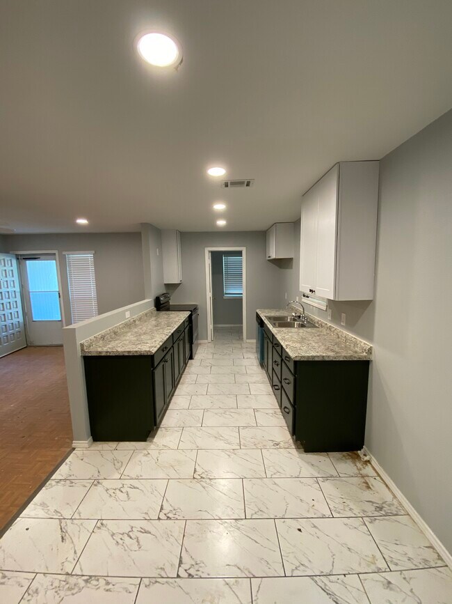 Foto del edificio - 122 Oak Hill Dr