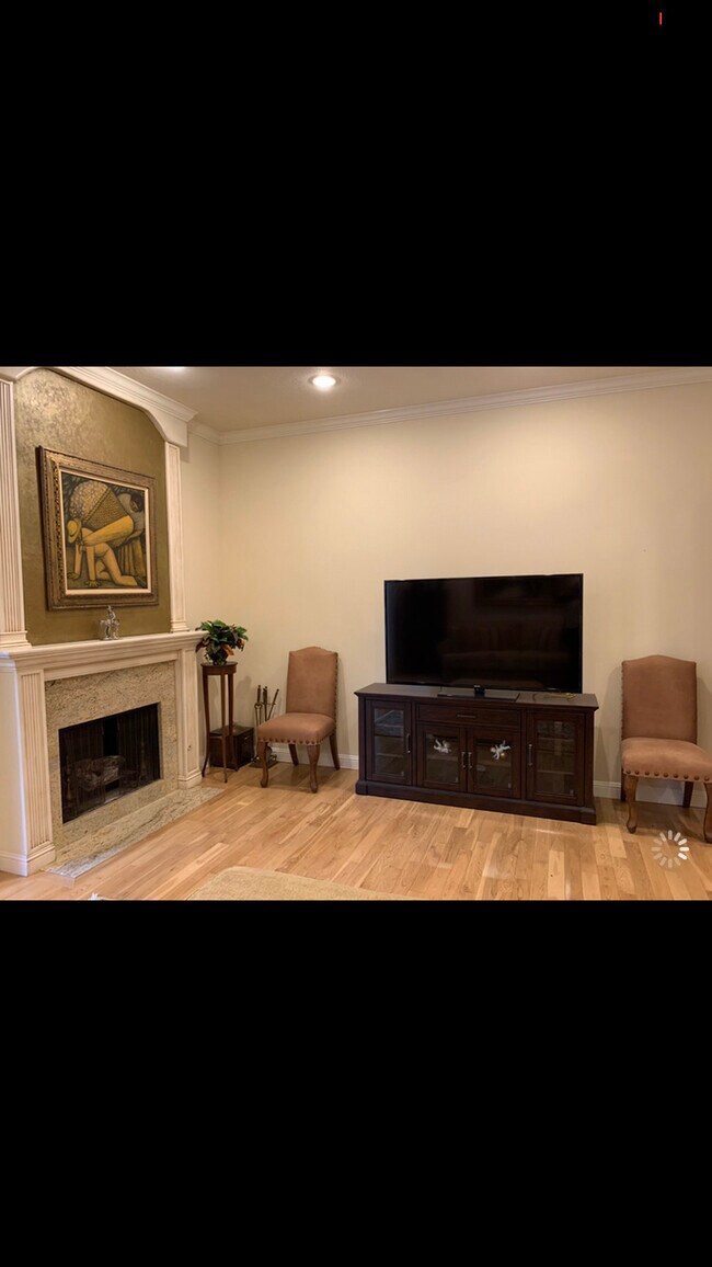 Foto del edificio - 10933 Wellworth Ave