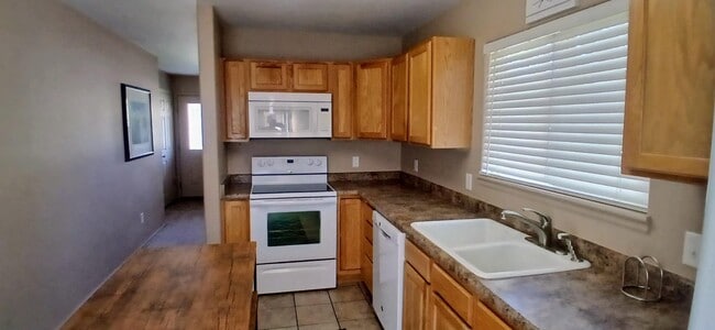 Foto del edificio - 672 Theresea Ct