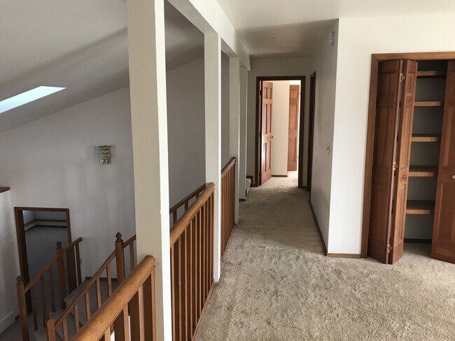 Building Photo - 5bdrm Home on large lot with plenty of spa...