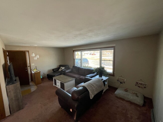 Building Photo - 2 bed, 2 bath, duplex across from park. Ap...