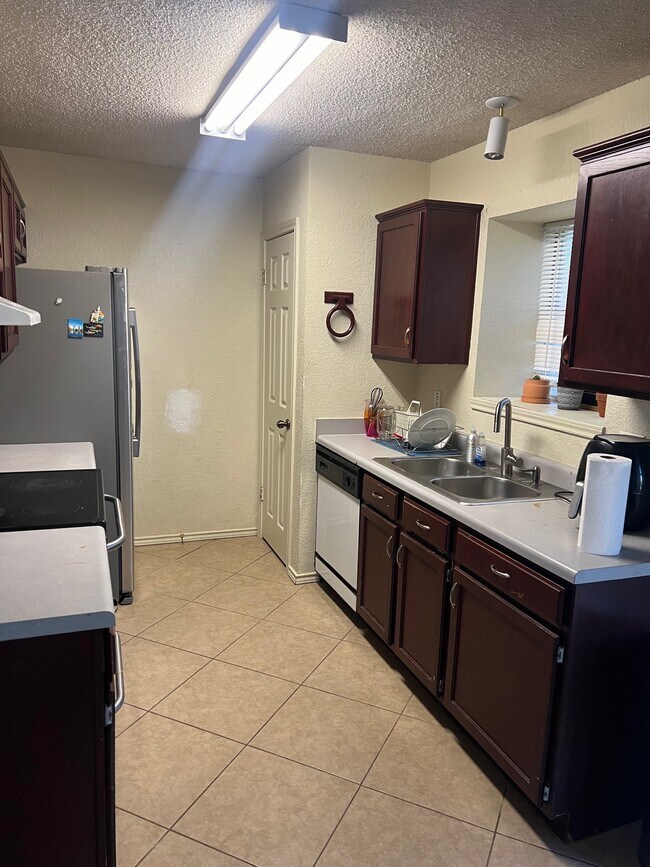Foto del edificio - 3405 Bamboo Ln