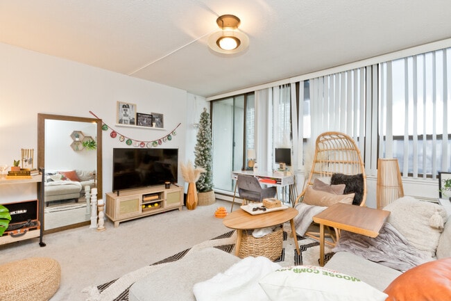 Foto del edificio - 2740 N Pine Grove Ave