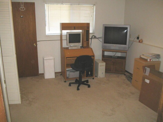 Building Photo - Spacious 3 Bed + Office, 2 Bath Single Fam...