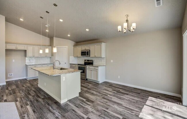 Foto del edificio - Must See 3 bed plus a office with a 3 Car ...
