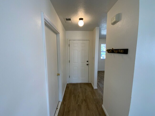 Building Photo - 3 Bedroom Single Story Home Available Near...