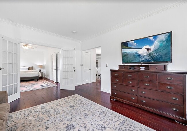 Sala de estar con pisos de madera en todas partes - 8 Calvert Ave