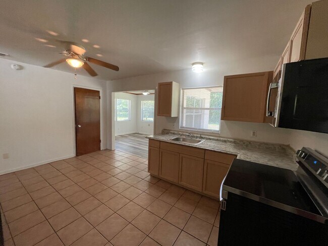 Building Photo - Beautiful 3 Bedroom, 1.5 Bathroom Home in ...