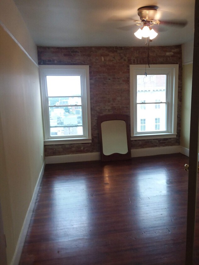 Primary Photo - 322 Main St