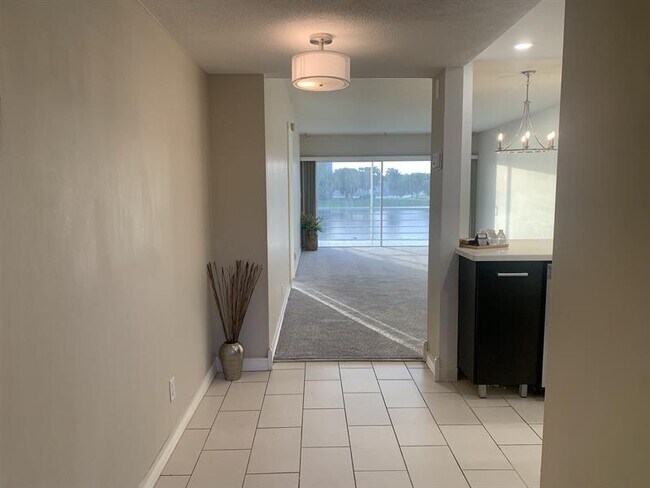 Building Photo - 2801 N Palm Aire Dr