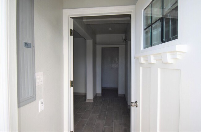 Foto del edificio - Studio with Private Parking, Patio, Laundr...