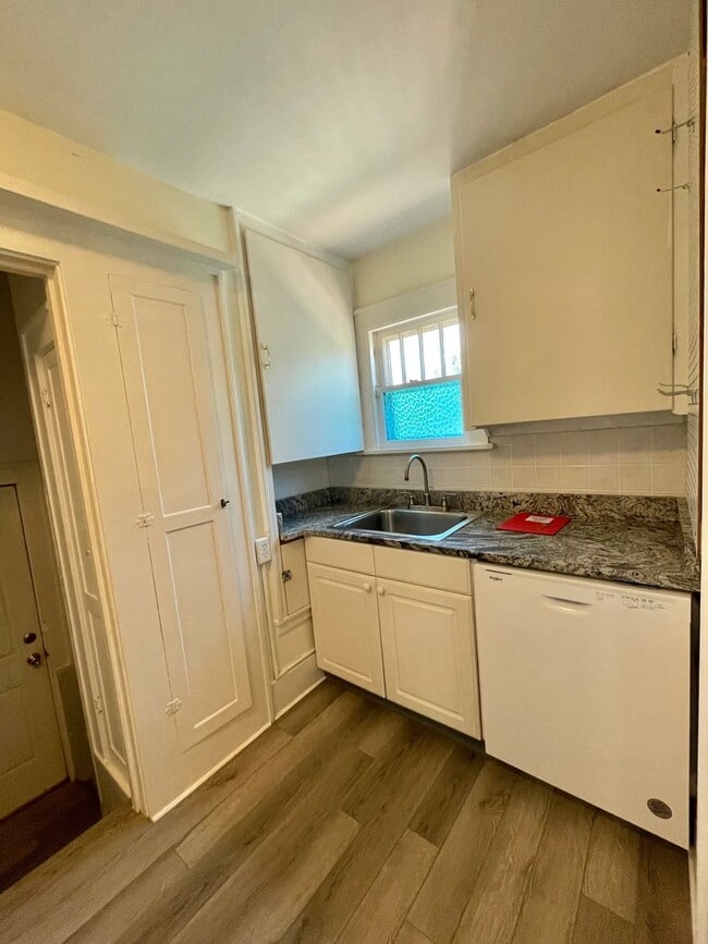 Building Photo - ADORABLE 4 bedroom standalone home - AVAIL...