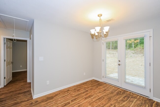 Building Photo - Cute 3 Bedroom!