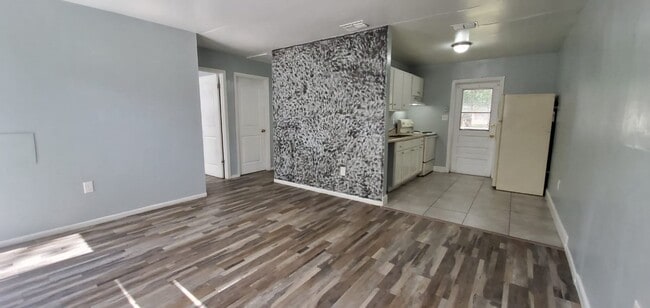 Building Photo - Upgraded 2/1 in Tampa- READY NOW!!