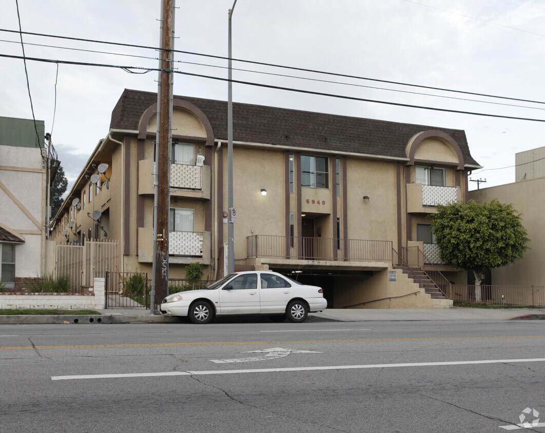 Foto principal - 5949 Whitsett Ave