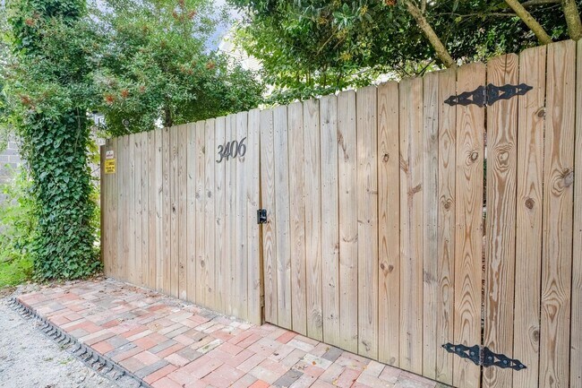 Building Photo - Utilities Included! Downstairs 2 Bed 2 Bat...