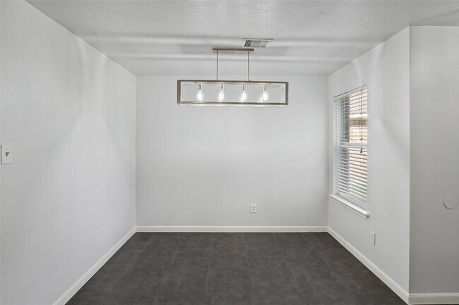 Building Photo - 18911 Brownstone Mills Dr