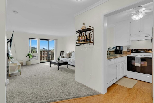 Building Photo - 6924 Hyde Park Dr