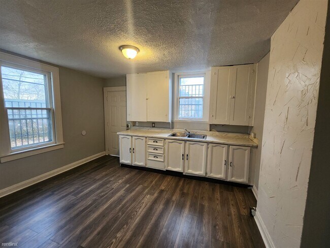 Building Photo - 3 br, 1 bath Duplex - 1500 East 26th Avenu...