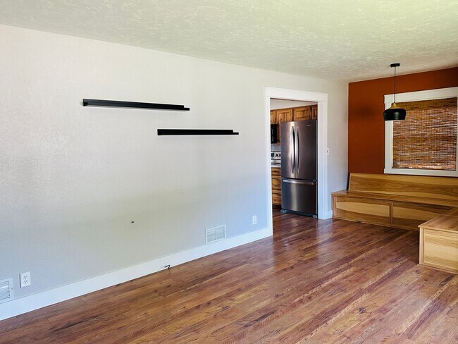 Foto del edificio - 4+ bedroom, 2 bath with Hot Tub, Fenced Yard and Garage
