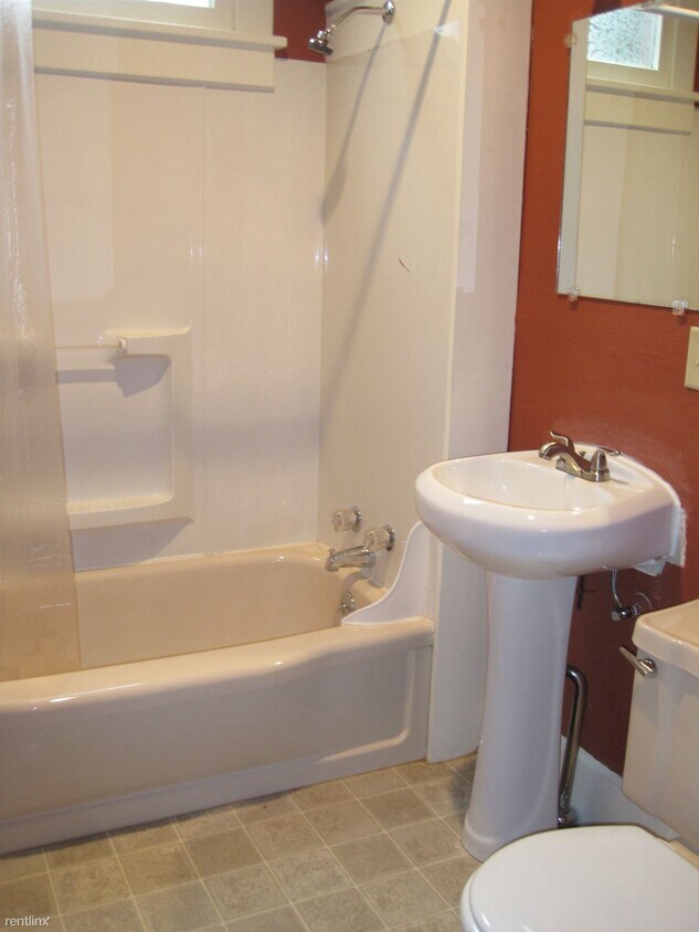 Building Photo - 2 br, 1 bath  - 104 E 2nd St