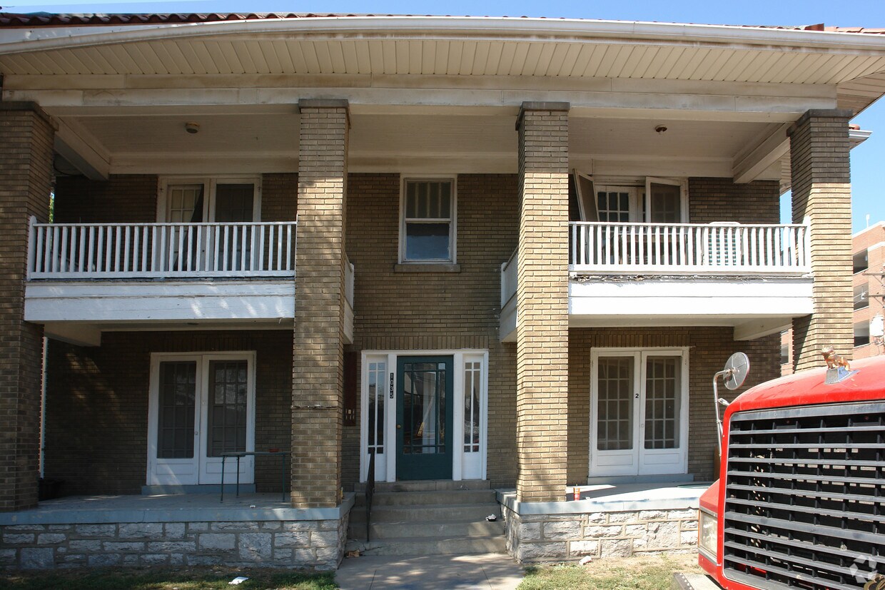 Primary Photo - 1033 S Limestone