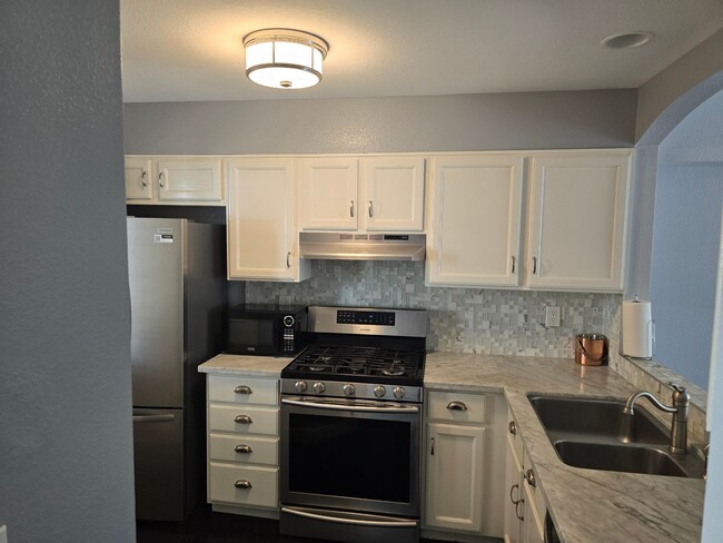 Building Photo - Three bedroom, three bathroom townhouse wi...