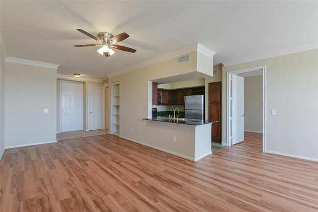 Building Photo - 7575 Kirby Dr