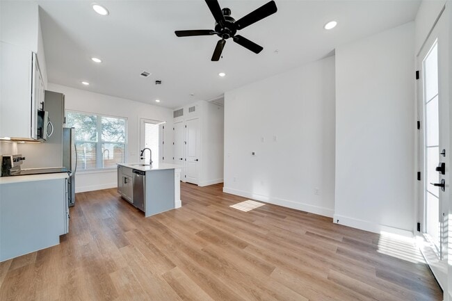Building Photo - 1601 Mustang Dr