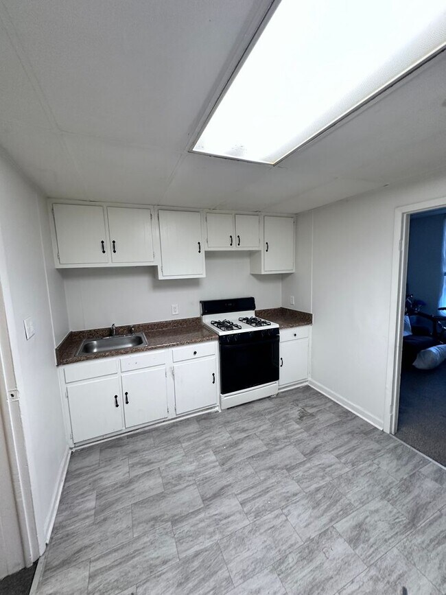 Building Photo - Quaint 2 Bedroom Single Family Home in York