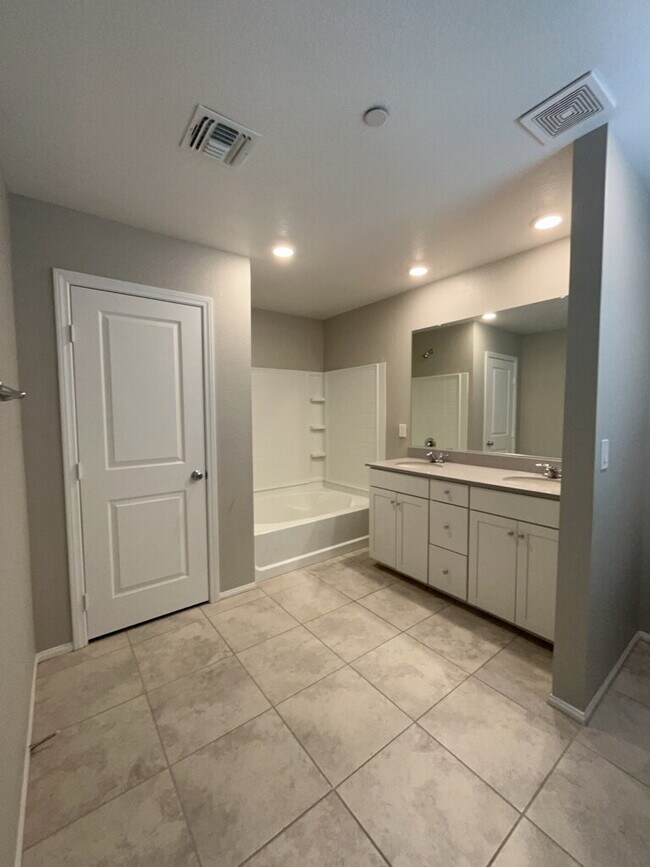 Foto del edificio - "Charming 3-Bed Oasis in North Las Vegas w...