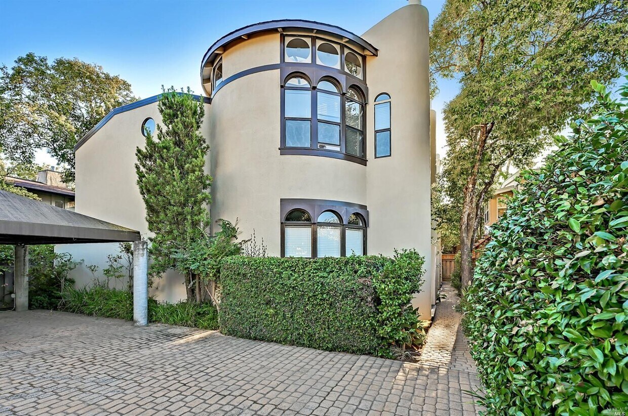 Primary Photo - 13 San Rafael Ave