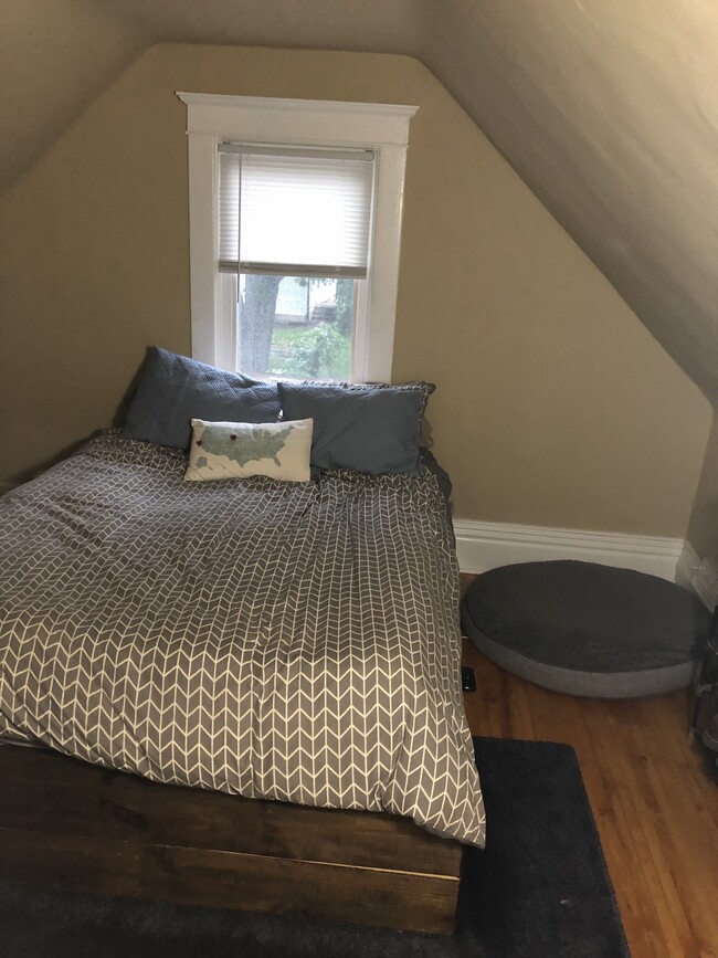 Main bedroom - 796 Howell St N