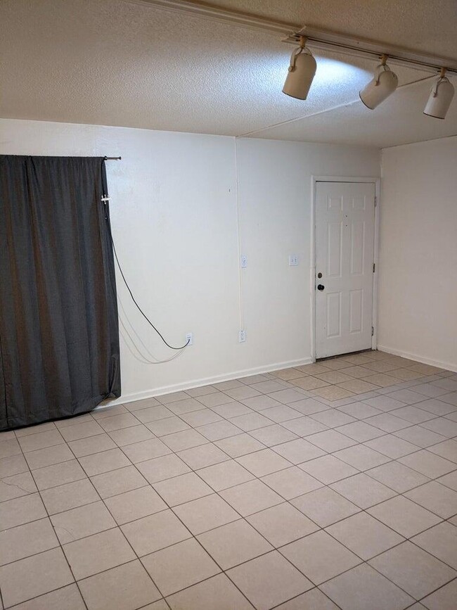 Building Photo - 733 Demaret Dr