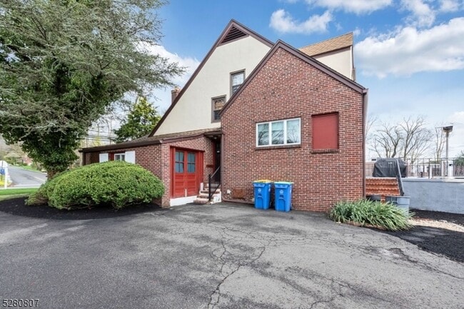Building Photo - 153 Stirling Rd