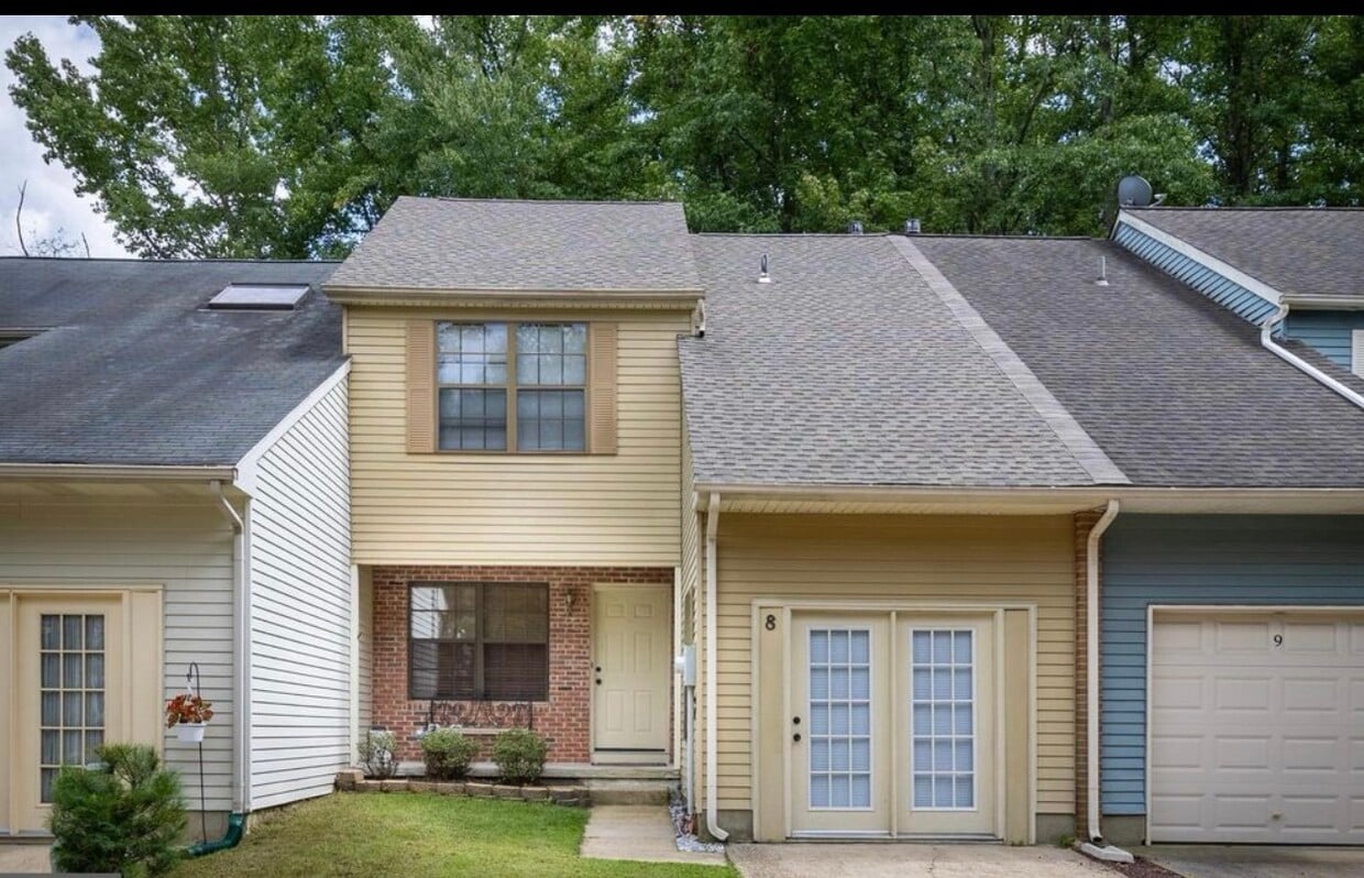 Primary Photo - 8 Regent Ct