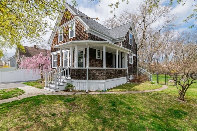 Building Photo - 44 Custer St