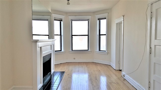 Building Photo - 3612 N Racine Ave