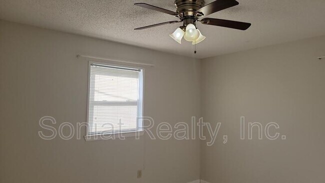 Foto del edificio - 4826 Chrysler St