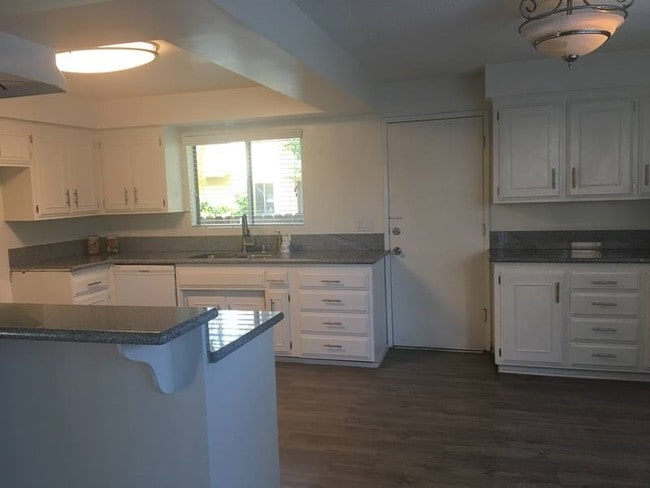 Building Photo - Huntington Villas